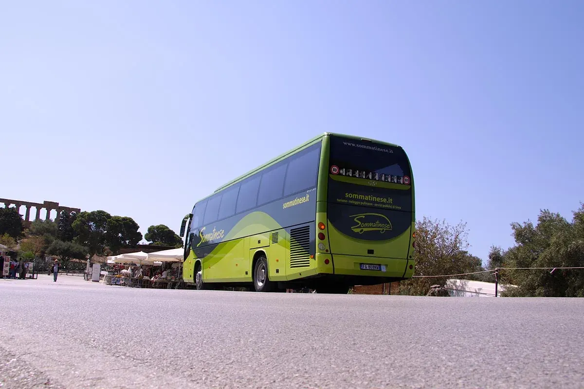 Un autobus Sommatinese davanti ai templi di Agrigento