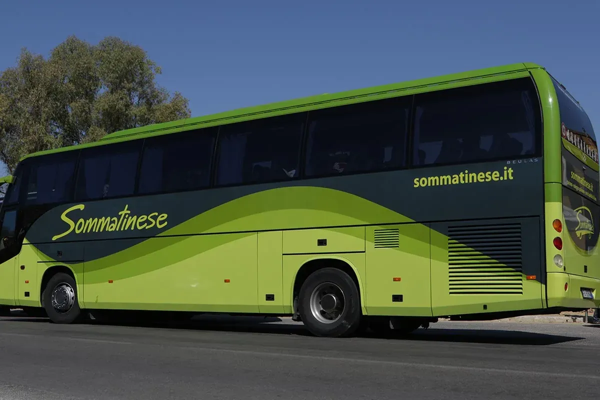 Un pullman Sommatinese con la livrea verde